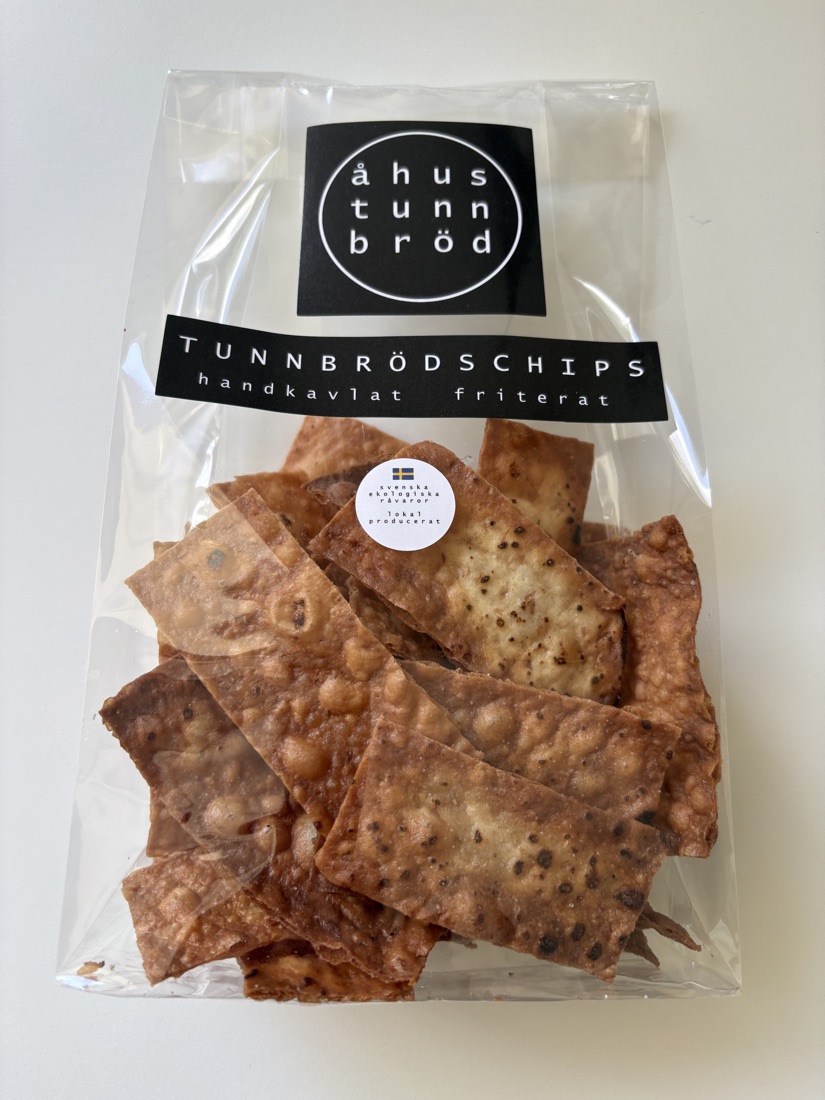 Påse med handkavlade, friterade tunnbrödschips