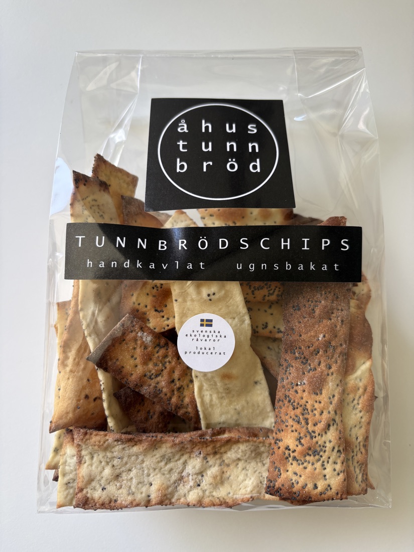 Påse med handkavlade, ugnsbakade tunnbrödschips med vallmofrön